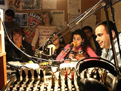 Un grupo de enfermos mentales realiza un programa de radio en Barcelona.