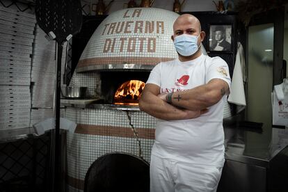 Francesco Rej ha cerrado al público su pizzería en el centro de Nápoles.