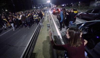 Lucía Flores, amb un fill en braços, increpa els manifestants en una carretera propera a Terrassa.