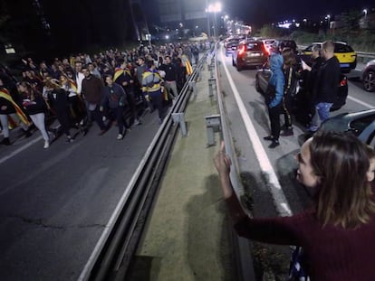 Lucía Flores, amb un fill en braços, increpa els manifestants en una carretera propera a Terrassa.