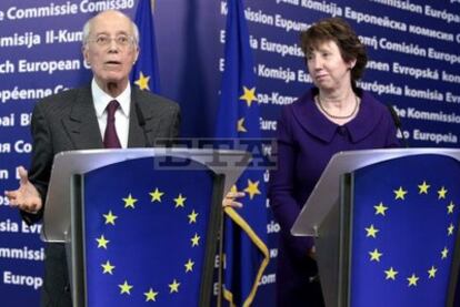 Ahmed Ouneies, nuevo ministro tunecino de Asuntos Exteriores y Catherine Ashton, alta representante de la Unión Europea para Asuntos Exteriores, durante la rueda de prensa que ofrecieron tras su reunión en Bruselas.