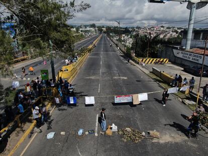 Una vialidad llamada Puente del Incienso, que conecta el centro de la capital con la zona noroeste, bloqueada por manifestantes este lunes.