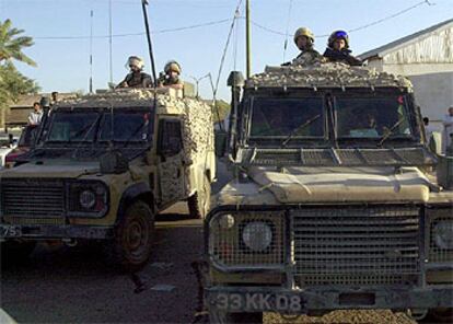 Sistani, cuyo camino hacia la ciudad santa está férreamente vigilado por la policía iraquí y las tropas de la coalición (en la imagen, tanques británicos custodian la carretera) es recibido en cada población con un gran baño de multitudes. Muchos se suman a su caravana y marchan hacia Nayaf.