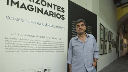 El poeta y coleccionista mexicano Miguel Ángel Muñoz.
