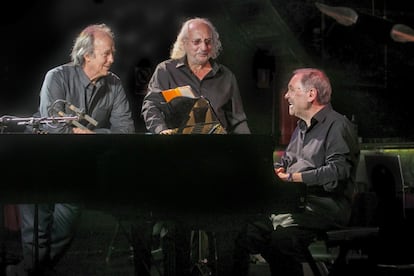 Serrat, en un concierto con los pianistas Josep Mas, 'Kitflus', en el centro, y Ricard Miralles, en el que interpretaron una selección de las composiciones más famosas del cantautor, en la sala Luz de Gas de Barcelona, en 2016.