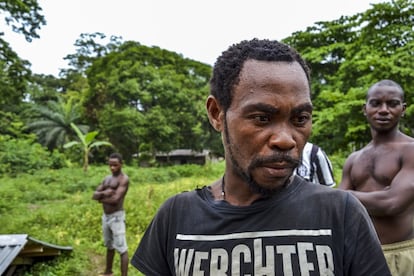 Jacque Ngongo es el jefe bagyeli. Son las ocho de la mañana y está ya bebido, por lo que se hace difícil conversar con él. Confirma que en su pueblo residen unas 30 personas. Subsisten gracias a "lo que nos dan la selva, la caza y la recolección". También intercambian algunas de esas cosas con los bantúes por productos como arroz, ropa o aceite. El discurso de Ngongo parece aprendido y ensayado. Cuando se le dice que en la zona no queda nada de selva, solo el inmenso palmeral, intenta salir del paso. “Sí, es verdad, aquí no hay selva. Para cazar hay que ir más lejos. Tenemos que cruzar la plantación de Socapalm, lo que supone unas cuatro horas caminando, como mínimo”.