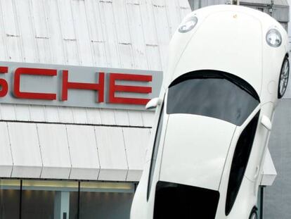 Un prototipo de un automóvil deportivo del fabricante alemán Porsche en un concesionario de Stuttgart (Alemania).
