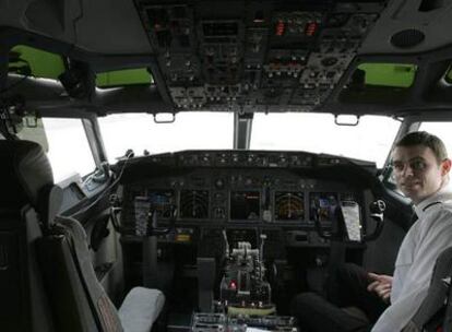 Cabina del Boeing 737 de Ryanair que realizó el vuelo inaugural de la línea de Vitoria a Londres en 2006.