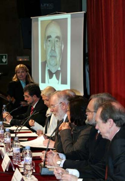 María Jesús Fernández, al fondo. En la mesa, de izquierda a derecha: José Antonio Pascual, Pilar Saquero, Víctor García de la Concha (tapado), Carlos Berzosa, Violeta Demonte, Ignacio Bosque y José Manuel Blecua.