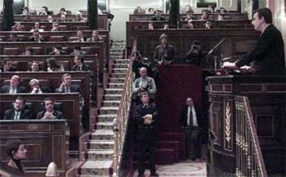 El presidente del Gobierno, José María Aznar, escucha desde su escaño la intervención del líder socialista, José Luis Rodríguez Zapatero.