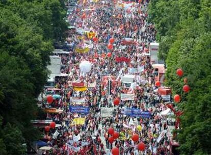 Miles de personas se manifiestan en Berlín (Alemania) para exigir medidas en defensa del empleo.