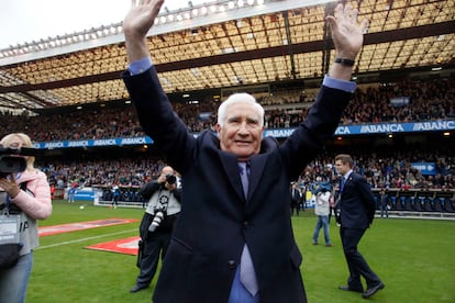 El exentrenador del Deportivo Arsenio Iglesias, durante un homenaje recibido en 2019 en el Estadio de Riazor (A Coruña).