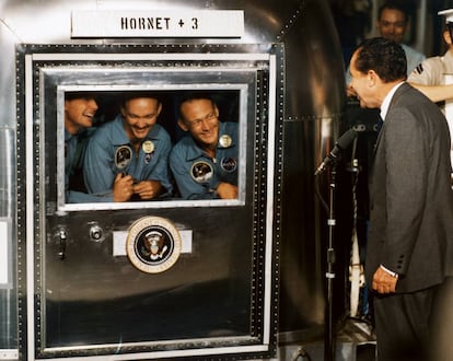 A ‘Apollo 11’ volta à Terra depois de visitar a Lua. Da esquerda para a direita, Neil Armstrong, Michael Collins e Buzz Aldrin são recebidos, em julho de 1969, pelo presidente dos Estados Unidos, Richard Nixon.