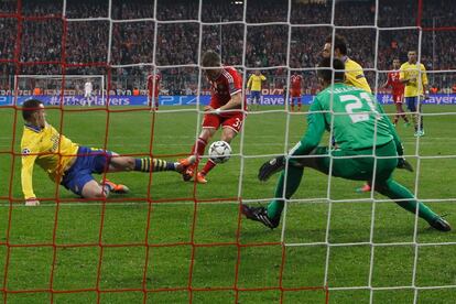 Schweinsteiger logra el primer gol del partido.