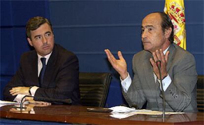 Ángel Acebes y Santiago López Valdivielso, en la rueda de prensa tras el crimen de ayer.