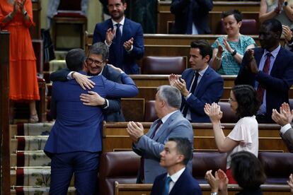 El presidente del Gobierno, Pedro Sánchez abraza al socialista Patxi López que fue Lehendakari del País Vasco. Ante las repetidas referencias a ETA en el discurso de Arrimadas, el presidente del Gobierno ha contestado: “Tengo una mala noticia para usted y para la derecha: ETA ya no existe”.