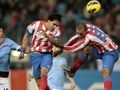 Falcao y Miranda intentan rematar ante Cabral, del Celta.