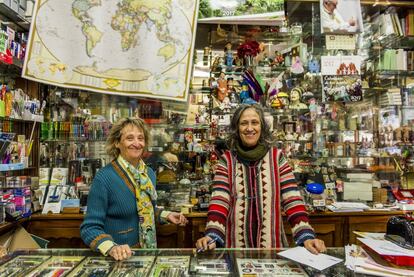 Ana Martínez Salazar (izquierda) y su hermana Fernanda, en la papelería Salazar de Madrid.