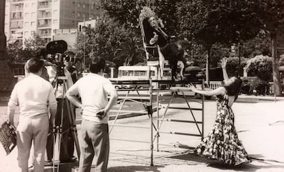 Rodando junto al Arco del Triunfo un spot junto a la bailaora Maruja Garrido para el programa 'A la española', de Valerio Lazarov, 1971.