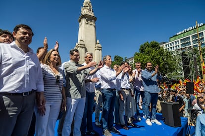 El líder del Partido Popular, Alberto Núñez Feijóo, junto con los barones del partido y los expresidentes Aznar y Rajoy.