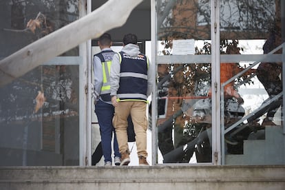 Agentes de la Unidad de Delincuencia Económica y Fiscal (UDEF) de la Policía Nacional, este martes, en las dependencias de la Policía Local de Granada.