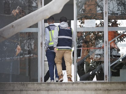 Agentes de la UDEF en una operación policial