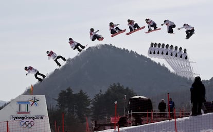 Imagen realizada con múltiple exposición de la deportista japonesa Yuka Fujimori, durante su salto de clasificación en la prueba de Big Air snowboard, el 19 de febrero de 2018.