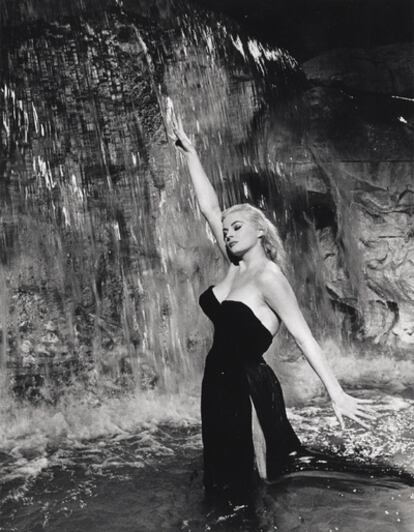 La actriz bañándose en la Fontana de Trevi, la imagen más famosa de 'La Dolce Vita' (Foto: Riama-Pathe/The Kobal Collection/Pierluigi).