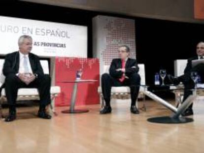 El ministro de Transportes y Obras Públicas de Uruguay, Enrique Pintado (i); el embajador de Colombia en España, Fernando Carrillo (c), y el vicepresidente ejecutivo de Planifcación y Desarrollo Comercial de la Autoridad del Canal de Panamá, Rodolfo Sabonge (d), durante la inauguración de la jornada "Futuro en Español. Puente de oportunidades entre ambos continentes" que se celebra en Valencia.
