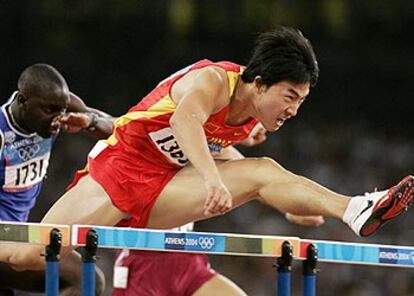 Liu Xiang salta hacia el oro en la final de los 110 metros vallas, en los que igualó el récord mundial.