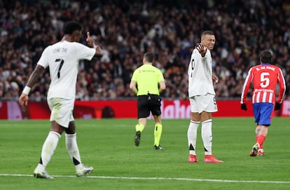 Vinicius y Kylian Mbappé, en una acción del partido.