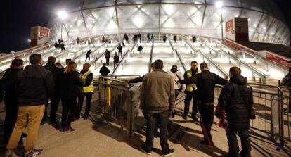 Guardias de seguridad controlan el acceso al Allianz Riviera, en Niza.