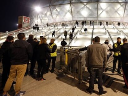 Guardias de seguridad controlan el acceso al Allianz Riviera, en Niza.