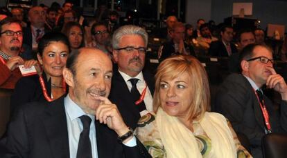 Alfredo Pérez Rubalcaba y Elena Valenciano, en el congreso de los socialistas europeos.