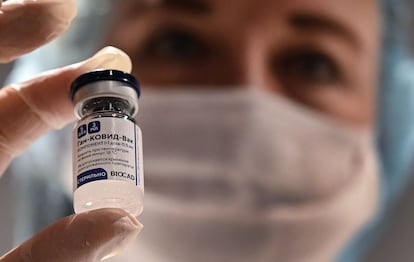 Un médico con vacuna rusa Sputnik contra coronavirus