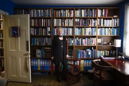 Karen Armstrong, ante una de las muchas bibliotecas que alberga su casa.