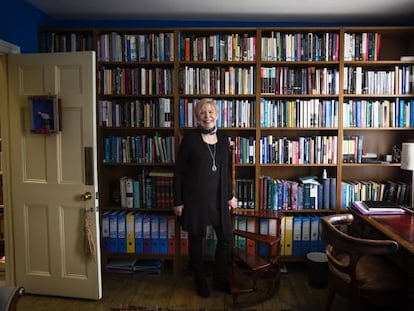 Karen Armstrong, ante una de las muchas bibliotecas que alberga en su casa londinense.