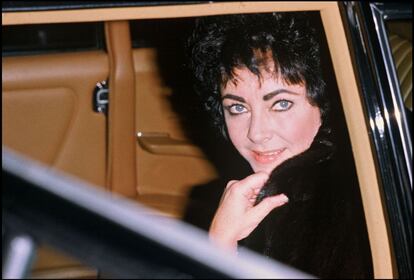 La acriz Elizabeth Taylor en la ciudad suiza de Gstaad, 24 de diciembre de 1979.