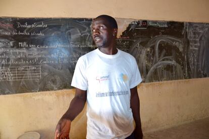 Camara, director de la escuela primaria de Mbodiène, en una clase.