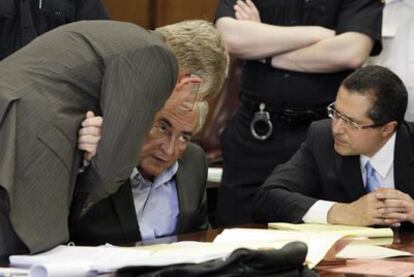 Strauss-Kahn (centro) consulta con sus abogados el jueves durante la vista en la que se aprobó su puesta en libertad bajo fianza.