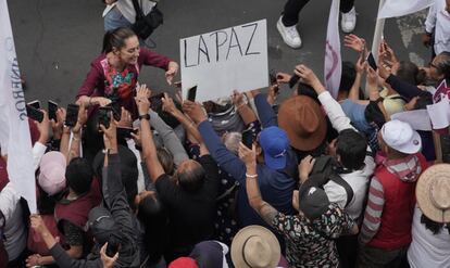 Sheinbaum saluda a simpatizantes en el Zócalo.