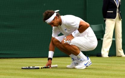 Nadal se duele de una de sus rodillas durante un partido en Wimbledon.