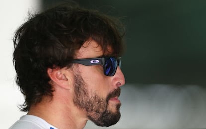 Fernando Alonso antes de la clasificación del Gran Premio de Malasia