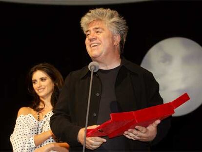 Pedro Almodóvar agradece el premio La Navaja de Buñuel tras recibirlo de manos de Penélope Cruz.