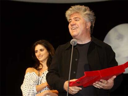 Pedro Almodóvar agradece el premio La Navaja de Buñuel tras recibirlo de manos de Penélope Cruz.