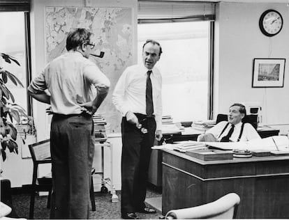 Rupert Murdoch, (centro), con los editores del 'New York Post', una de las cabeceras que pertenecen al conglomerado mediático del magnate australiano, en octubre de 1978.