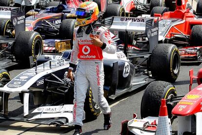 El piloto Lewis Hamilton camina entre los coches al término del Gran Premio después de finalizar en cuarta posición.