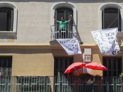 L'edifici del carrer d'Aragó on la PAH ha ocupat set pisos per allotjar iinquilins desnonats.