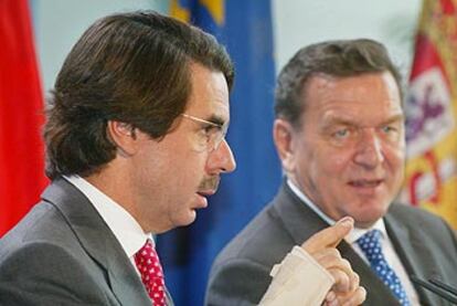 Aznar y Schröder, durante la conferencia de prensa celebrada en Berlín.