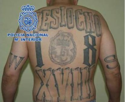 Espalda del Mexicano, integrante de la Mara 18, en una imagen de la Policía Nacional.